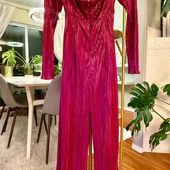 House of Harlow 1960 Metallic Magenta Pleated Cutout Jumpsuit - Picture 4 of 6
